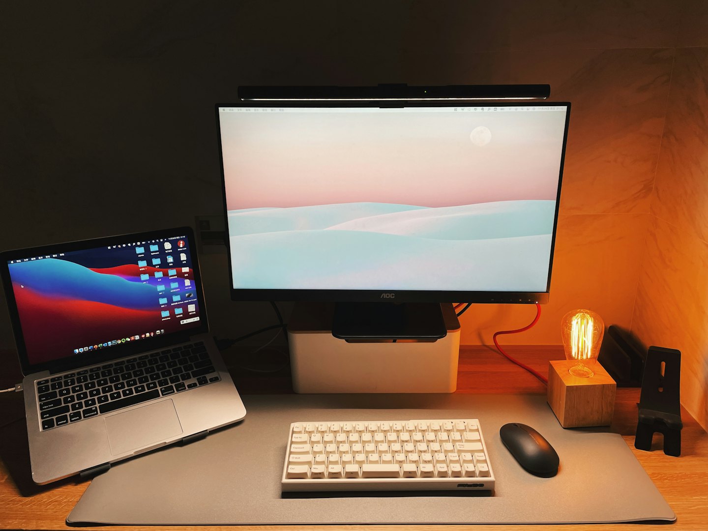 Ein Laptop und ein Monitor stehen auf einem hölzernen Büroschreibtisch.
