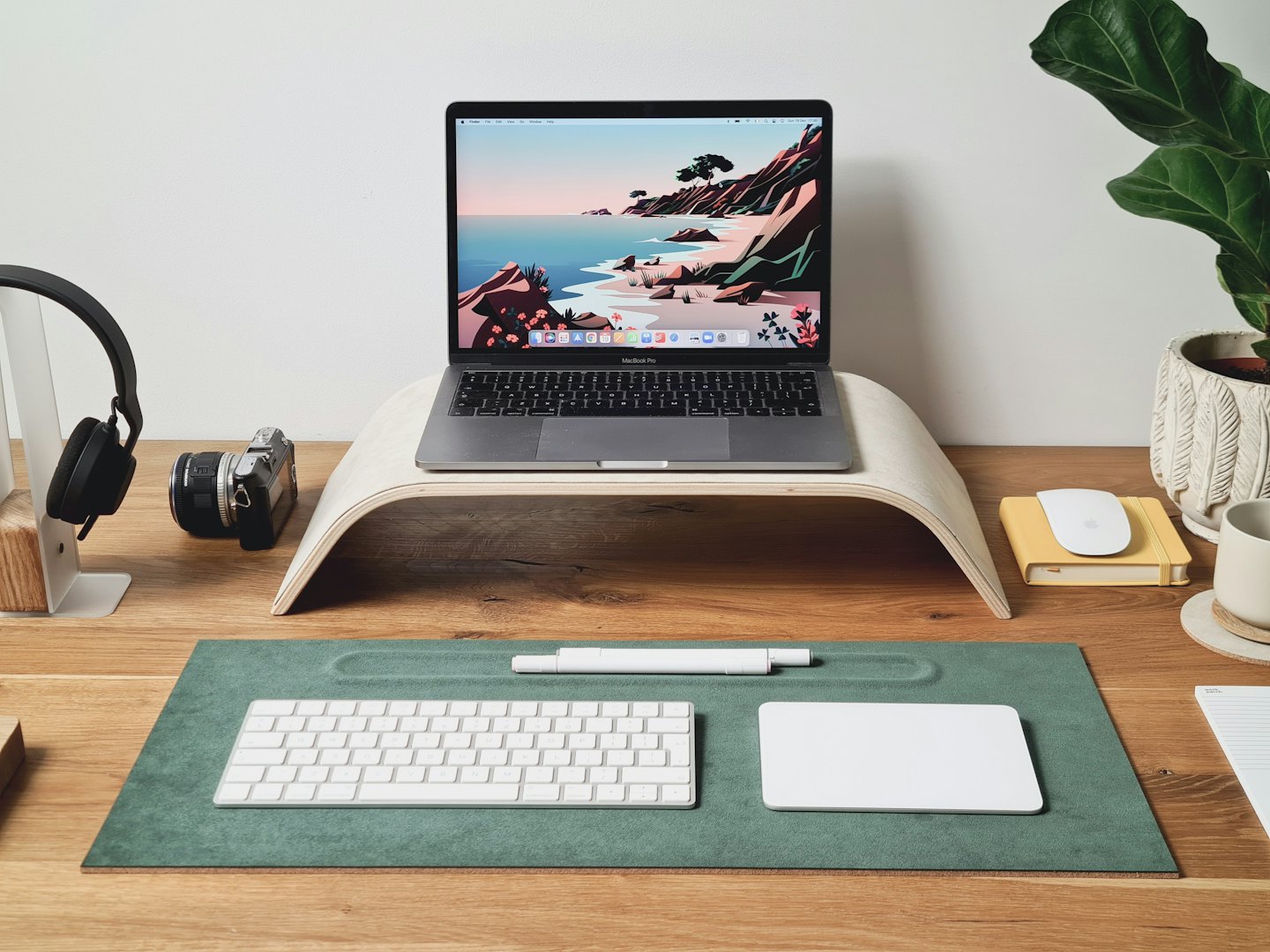 Moderner Schreibtisch mit Laptop und Bürozubehör.